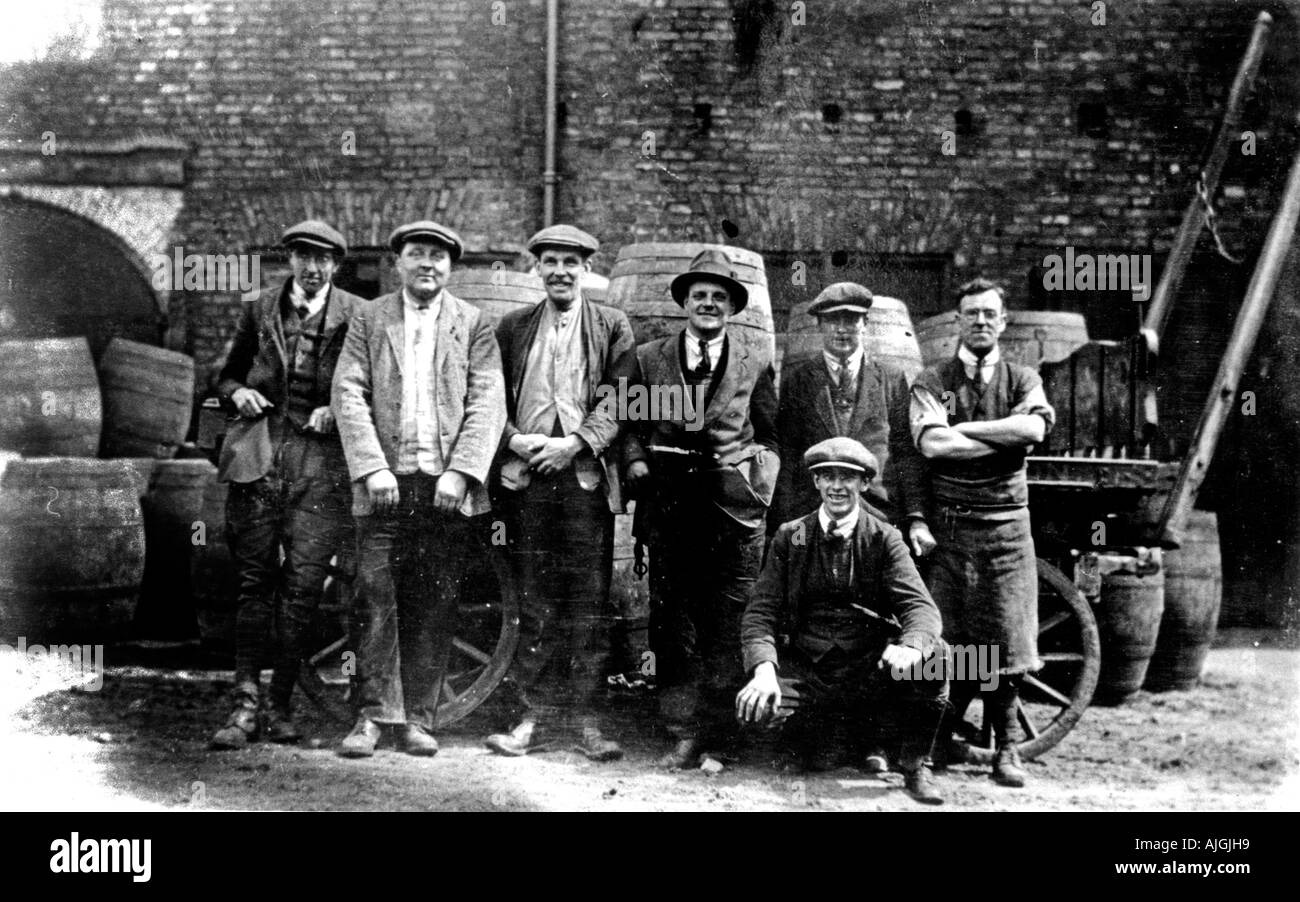 Brewery Draymen , 1920 Photo de travailleurs dans la cour à la John Smiths Brasserie à Darlington, Yorkshire Banque D'Images