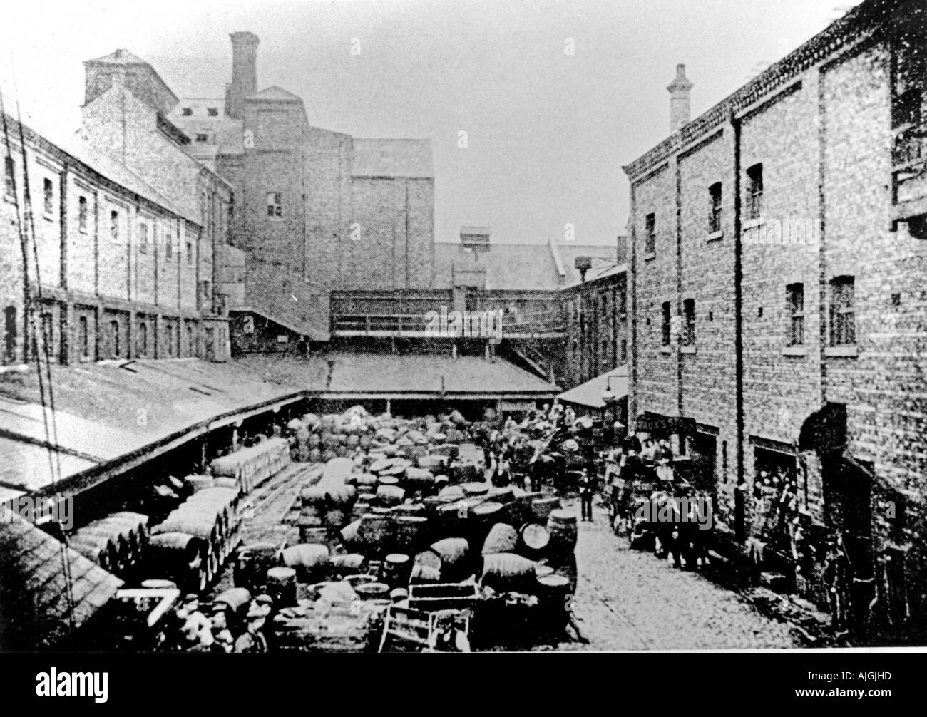 Vaux, 1905 Cour de la brasserie photo de la brasserie et de ses piles Sunderland de futs et tonneaux Banque D'Images
