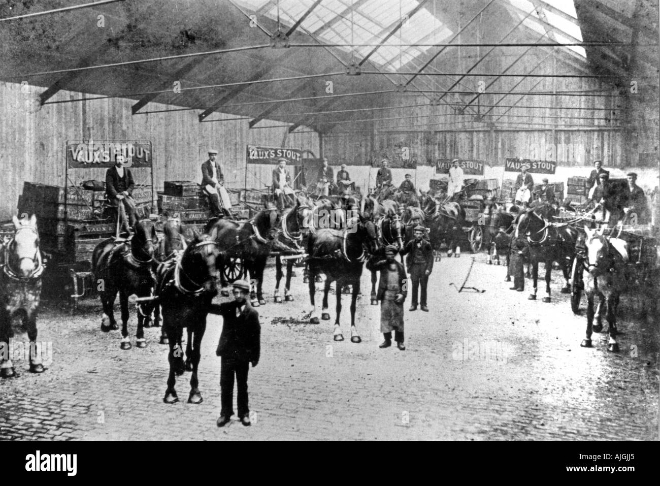 La baie de chargement, Vaux Brewery, 1905 Photo de la brasserie et ses bières Sunderland drays livraison prêt à sortir Banque D'Images