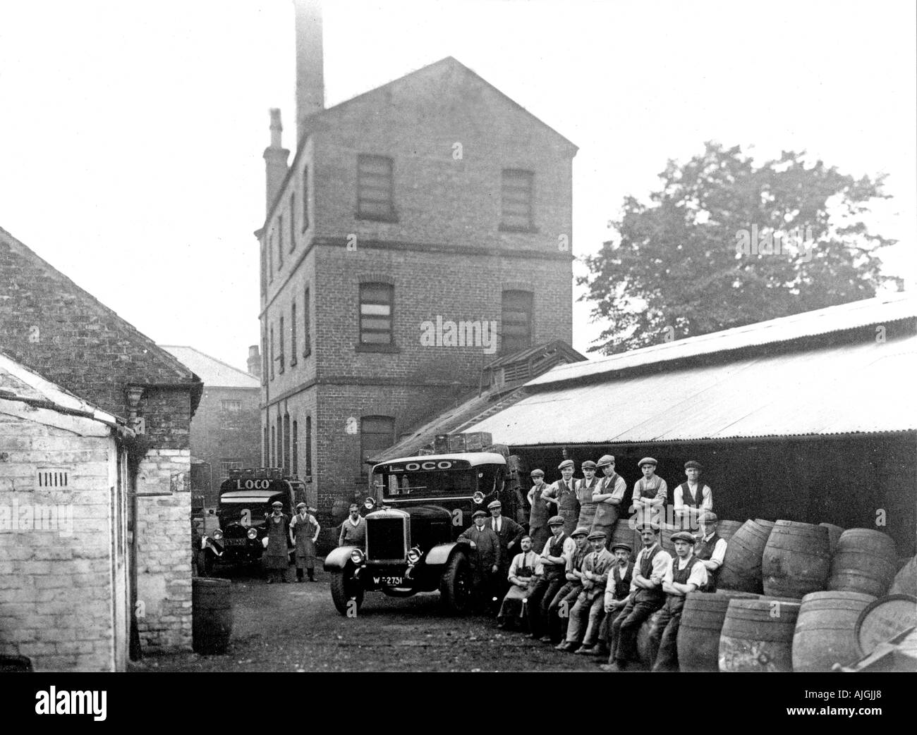Brasserie de Pocklington Yard, 1930 Photo de la Yorkshire brewery avec les travailleurs assis sur les tonneaux Banque D'Images