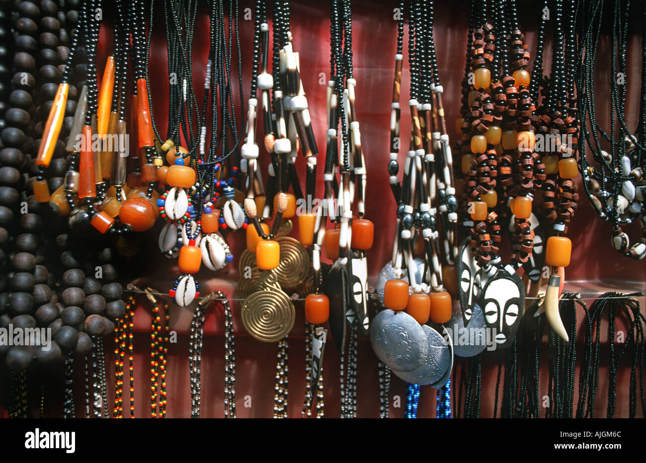 Sélection de colliers, bijoux pour la vente sur un stand Stone Town Zanzibar  Tanzanie Afrique de l'Est Photo Stock - Alamy