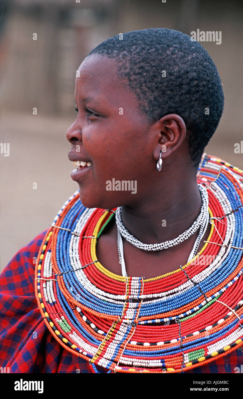 Femme en robe Masai tribal collier perles fleuries et au nord d'Arusha, en route vers le sud du Kenya Tanzanie Banque D'Images