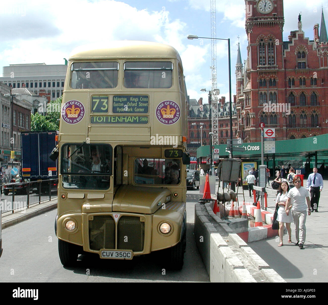 Golden Jubilee Routemaster bus à la gare de Kings Cross, sur la Route 73 Banque D'Images