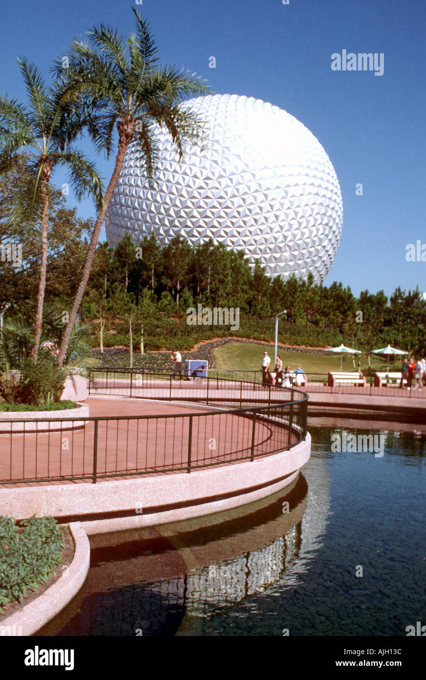 Epcot Center avec le vaisseau spatial Terre dans l'arrière-plan Orlando Floride Banque D'Images