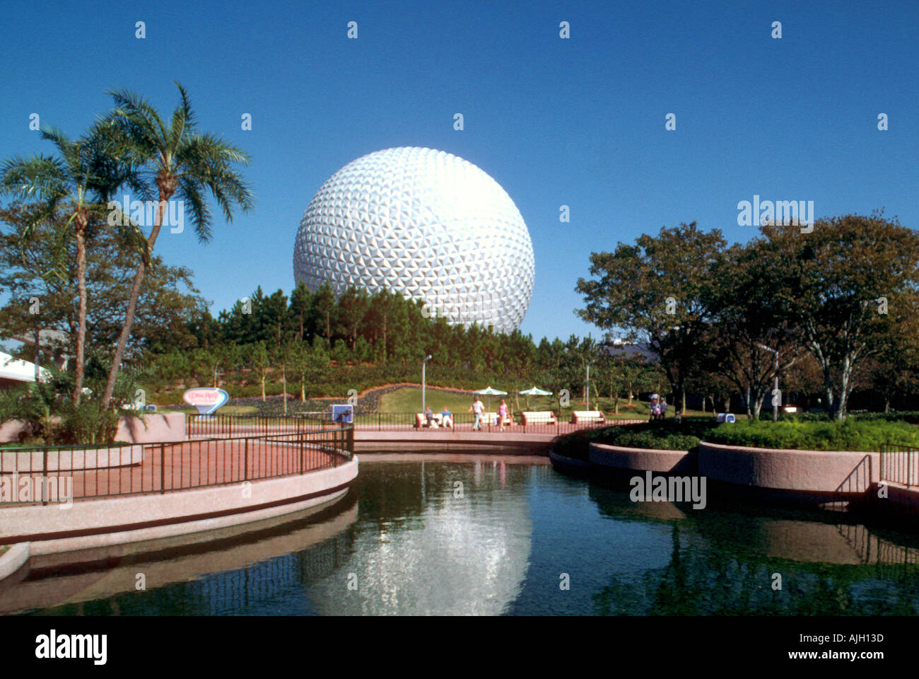 Epcot Center avec le vaisseau spatial Terre dans l'arrière-plan Orlando Floride 2 Banque D'Images