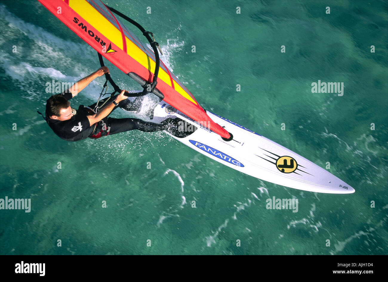 Vue aérienne de l'homme célibataire raboteuse windsurfer Mer Rouge Sinaï Égypte Banque D'Images