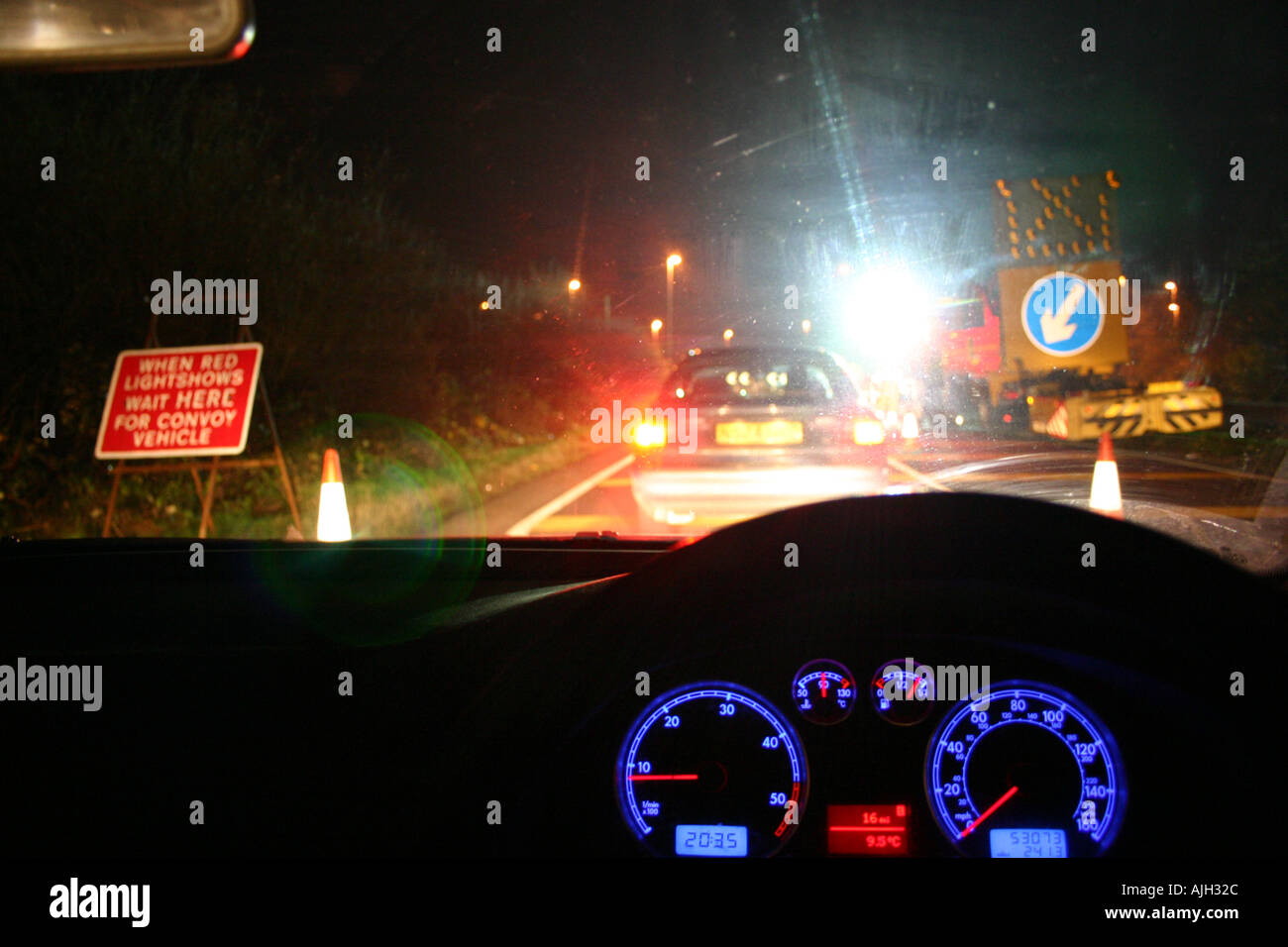 Vue depuis le siège du conducteur à l'attente des travaux de nuit Banque D'Images