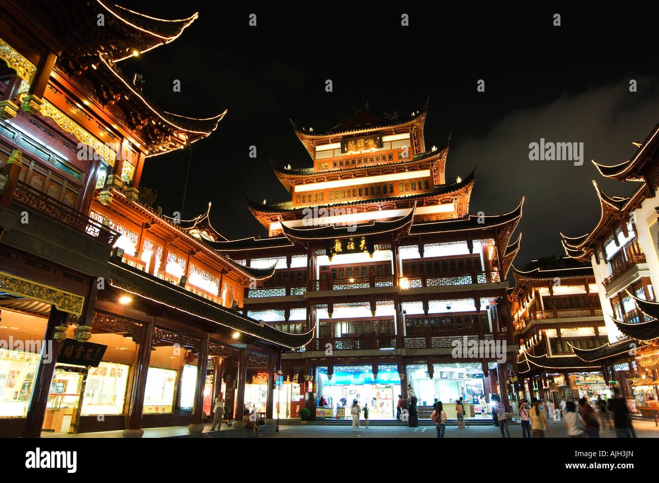 Jardin de Yu Yuan bâtiments Bazar fondée par la dynastie Ming famille Pan éclairées dans la vieille ville chinoise District Shanghai Chine Banque D'Images