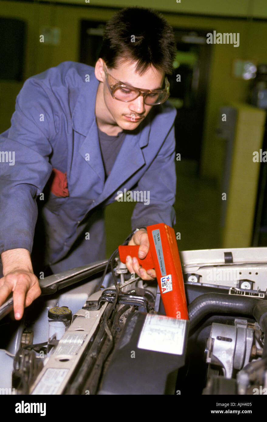 L'enseignement professionnel homme lycéen prend la formation en cours de réparation automobile Banque D'Images L'enseignement professionnel homme lycéen prend la formation en cours de réparation automobile Banque D'Images