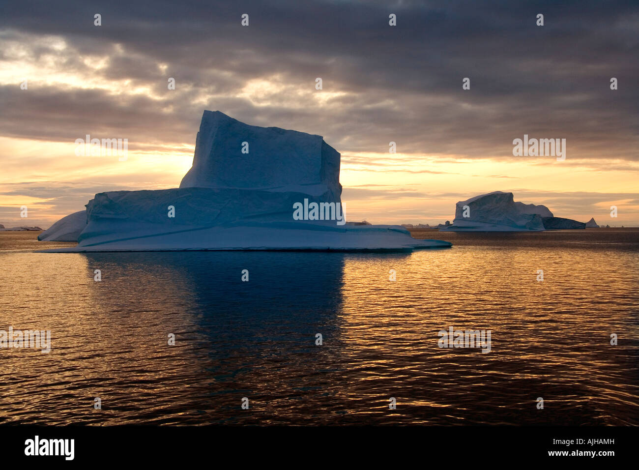 Les icebergs au coucher du soleil dans la région de Scoresbysund dans l'est du Groenland Banque D'Images