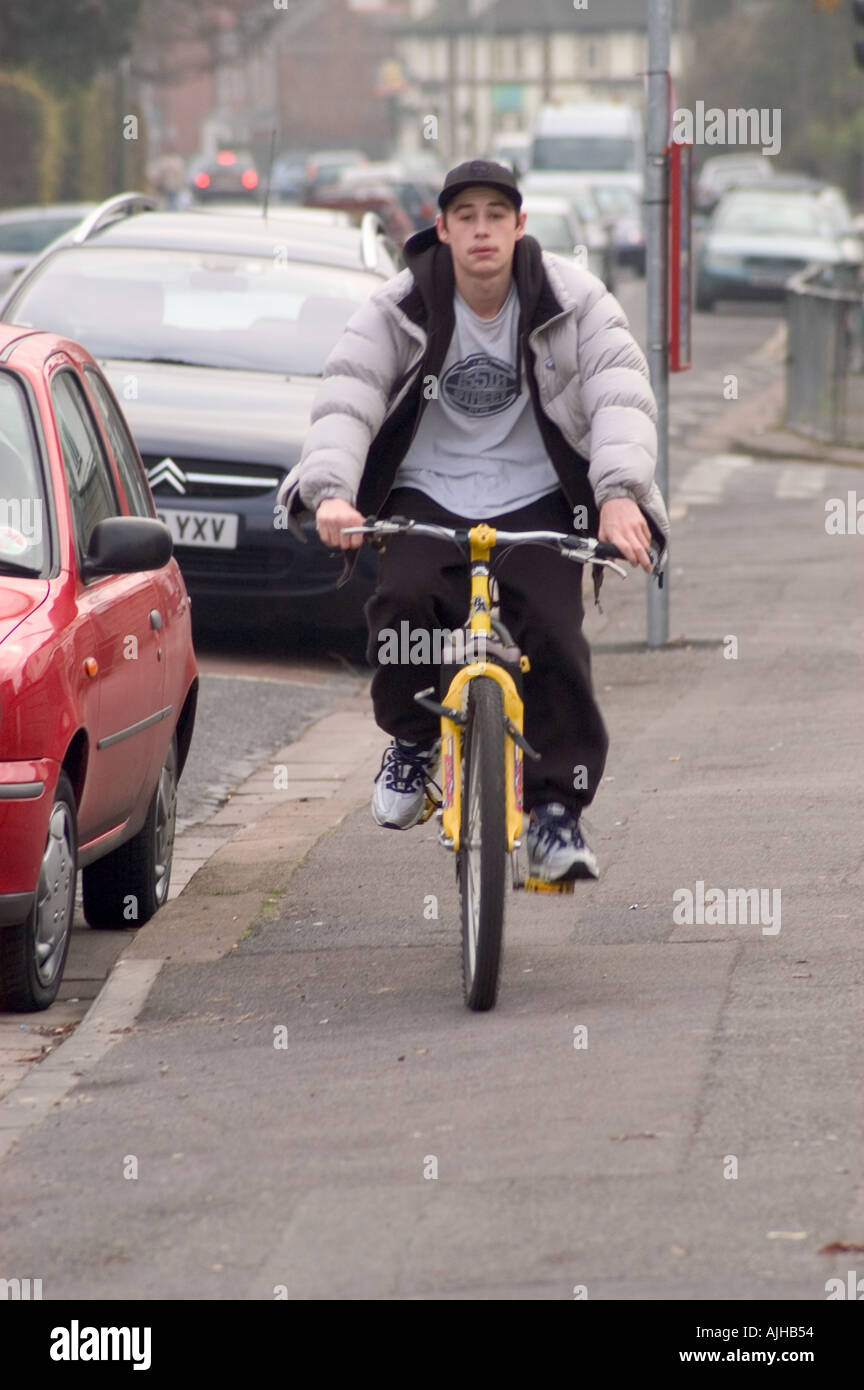 Circonscription de cyclistes sur la chaussée Banque D'Images