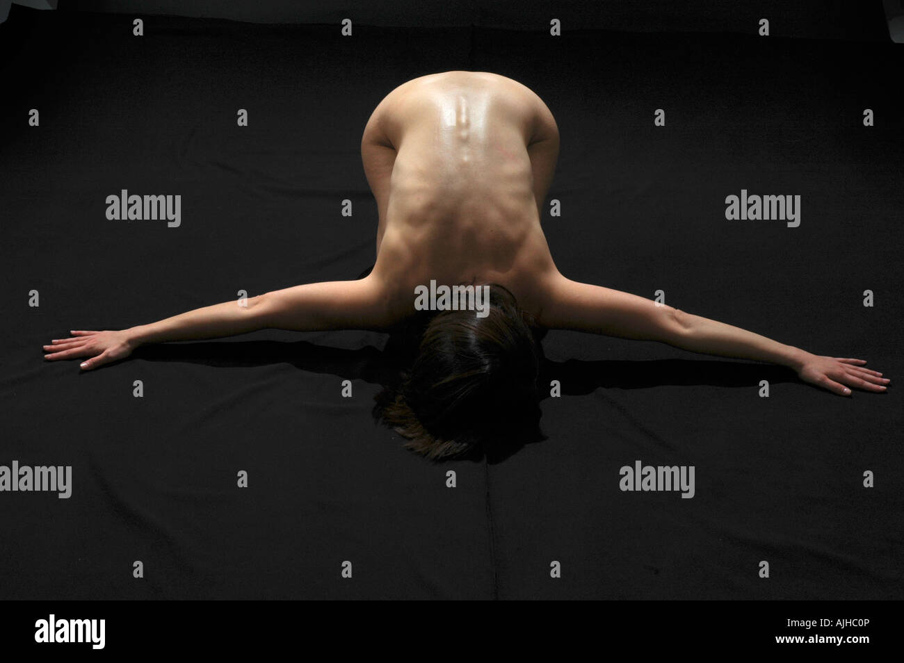 Résumé femme nue sur fond noir studio shot Banque D'Images