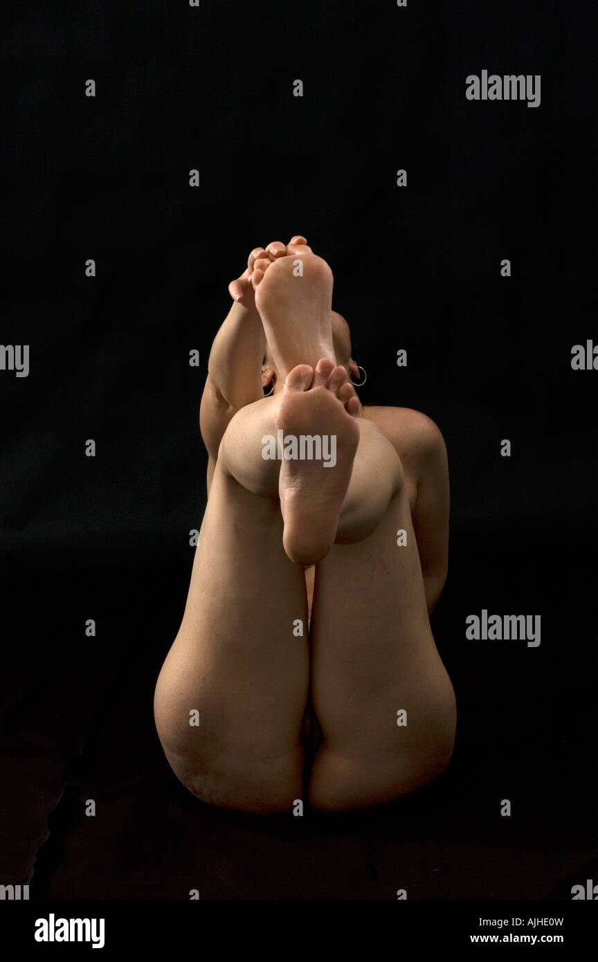 Résumé femme nue sur fond noir studio shot Banque D'Images