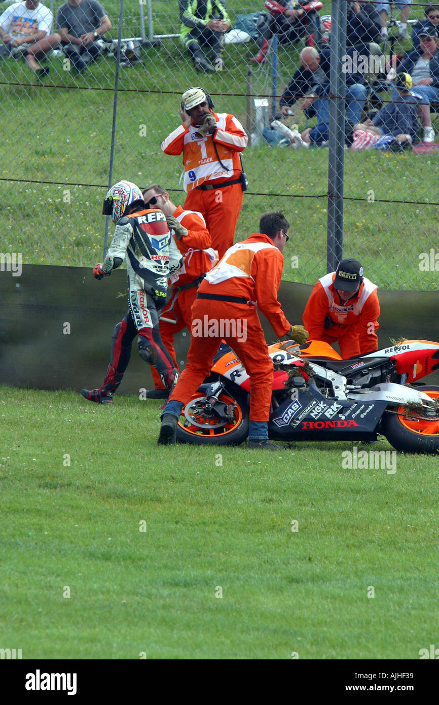Alexander Barros hrc Honda MotoGp rider tombe au coin de schwantz en qualifications pour le British 2004 motogp Donington Park Banque D'Images