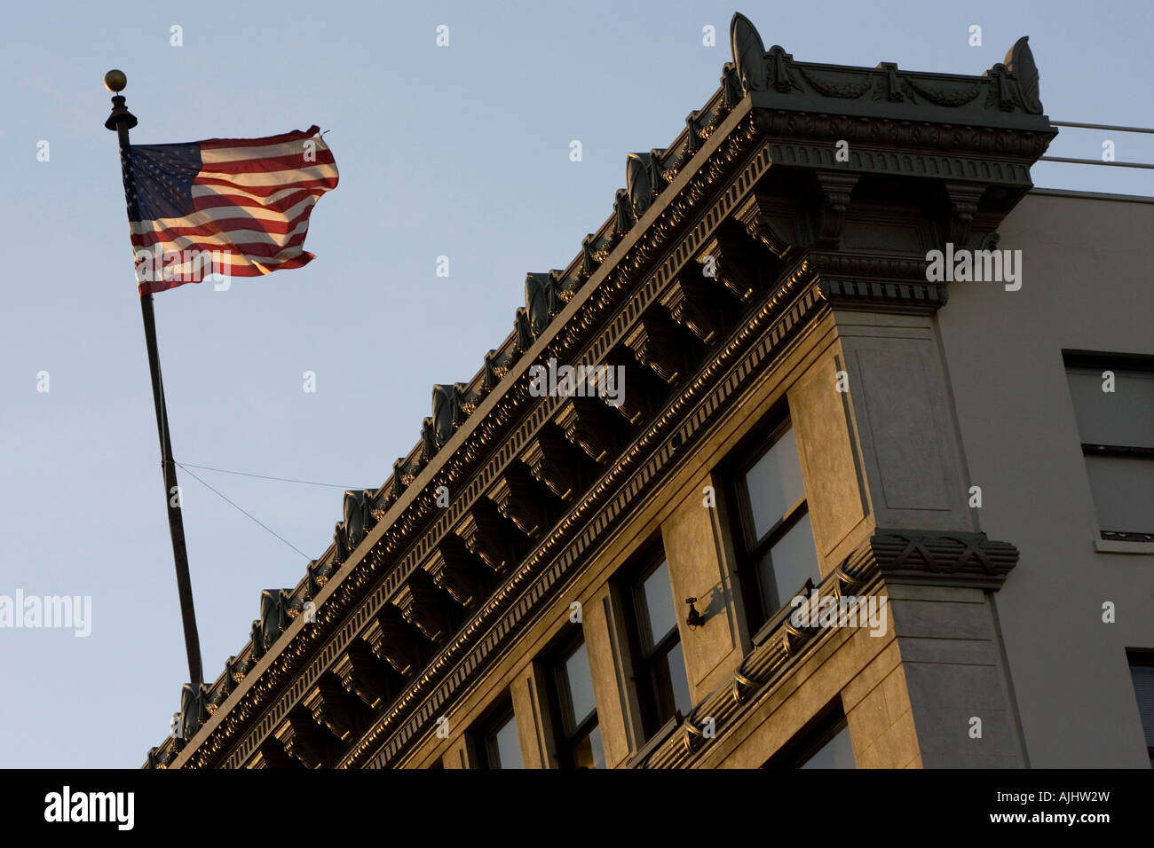 American stars and stripes flag flying high sur un immeuble de bureaux dans la région de Pasadena, Californie, USA. Banque D'Images