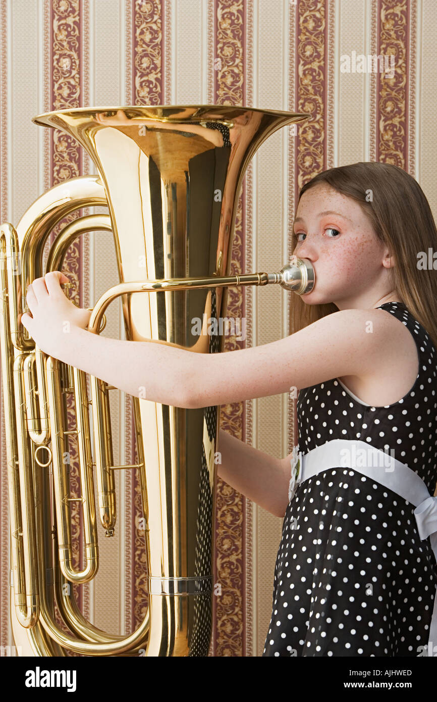 Girl Playing Tuba Banque d'image et photos Alamy