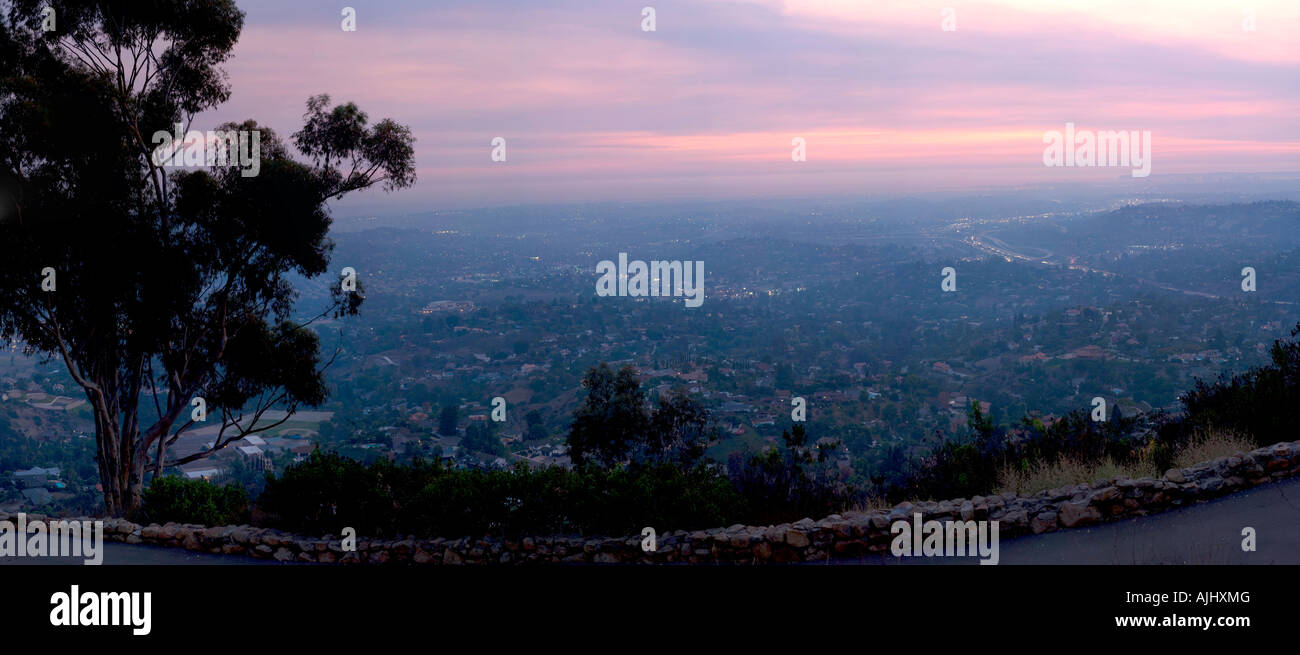 Smoky ciel coucher soleil de Mt. Helix à San Diego. Banque D'Images