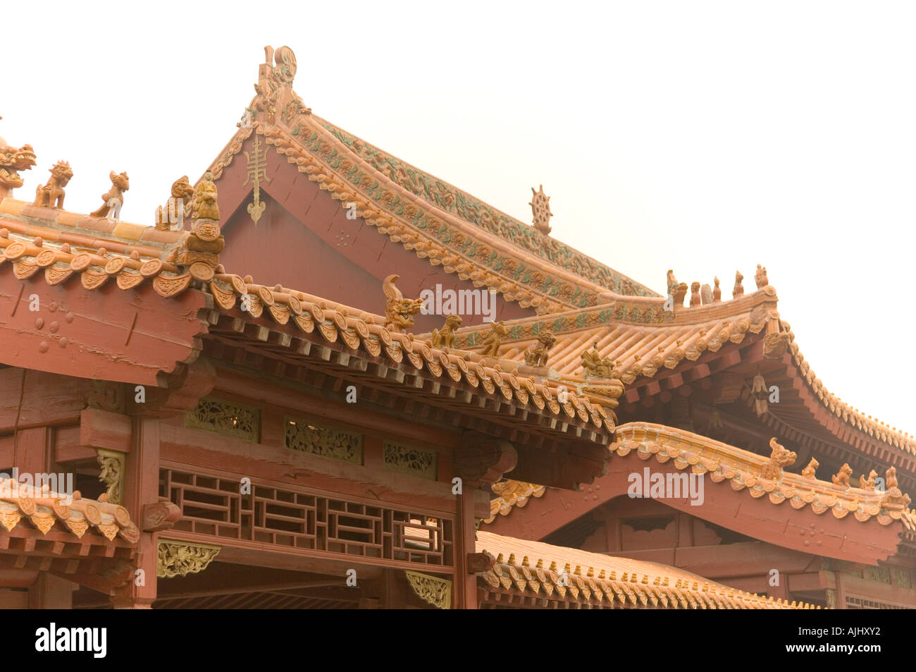 Toit à tuiles vernissées ridge ornements sur le Temple bouddhiste Zen Vienna Zhao county Heber province Chine Banque D'Images