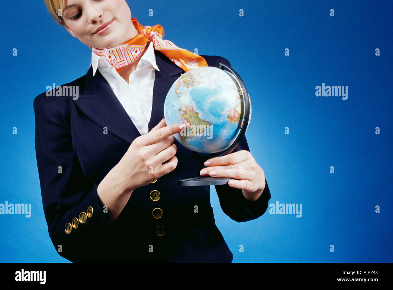 Hôtesse de l'air, en pointant sur un globe Banque D'Images