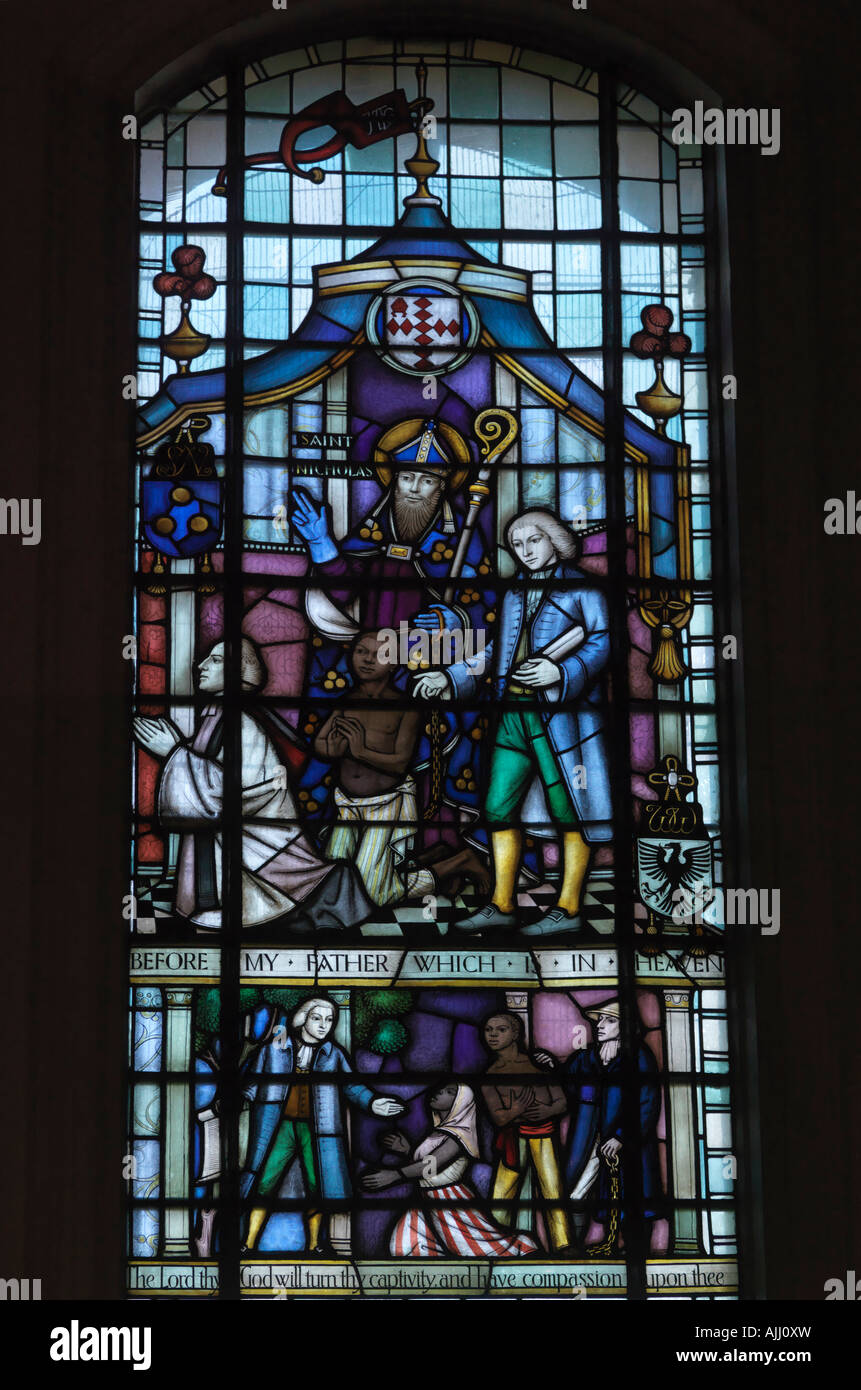 La fenêtre de verre Vitrail montrant esclaves et William Wilberforce Église sainte Tritinty Clapham Common London England Banque D'Images