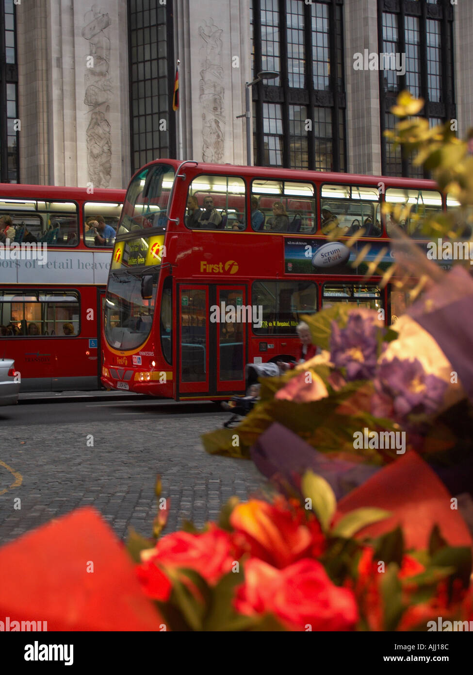 Soirée le trafic et de décrochage de fleurs sur Kensington High Street Royal Borough of Kensington Chelsea London England UK Banque D'Images