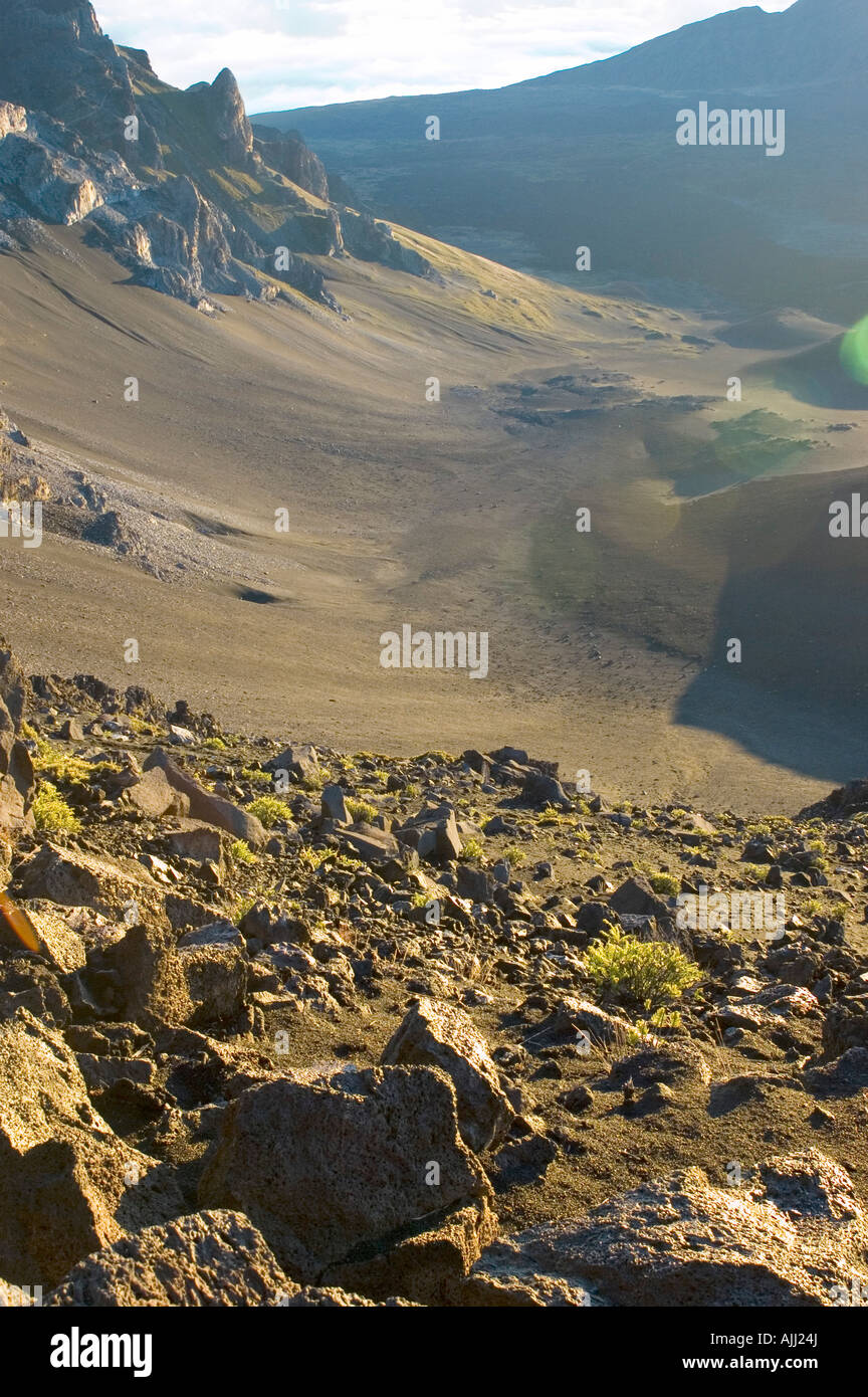 Le lever du soleil (l'aube) au sommet du volcan Haleakala National Park, Maui, Hawaii, avec Caldera (cratère) murs Banque D'Images