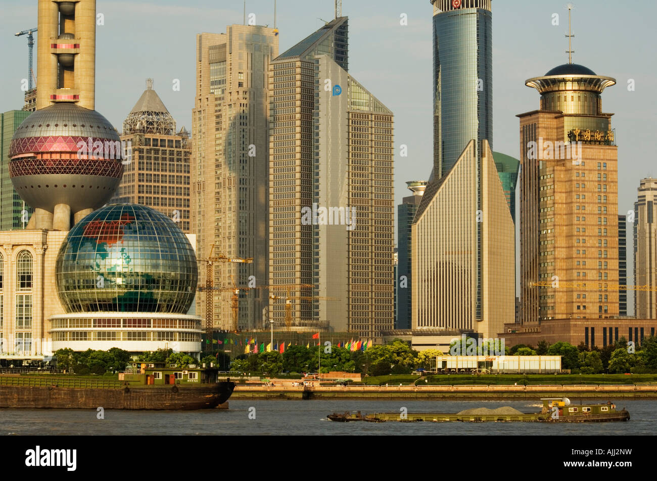 Les bâtiments modernes à Pudong New Area sur les rives de la rivière Huangpu Pudong Shanghai Chine Banque D'Images