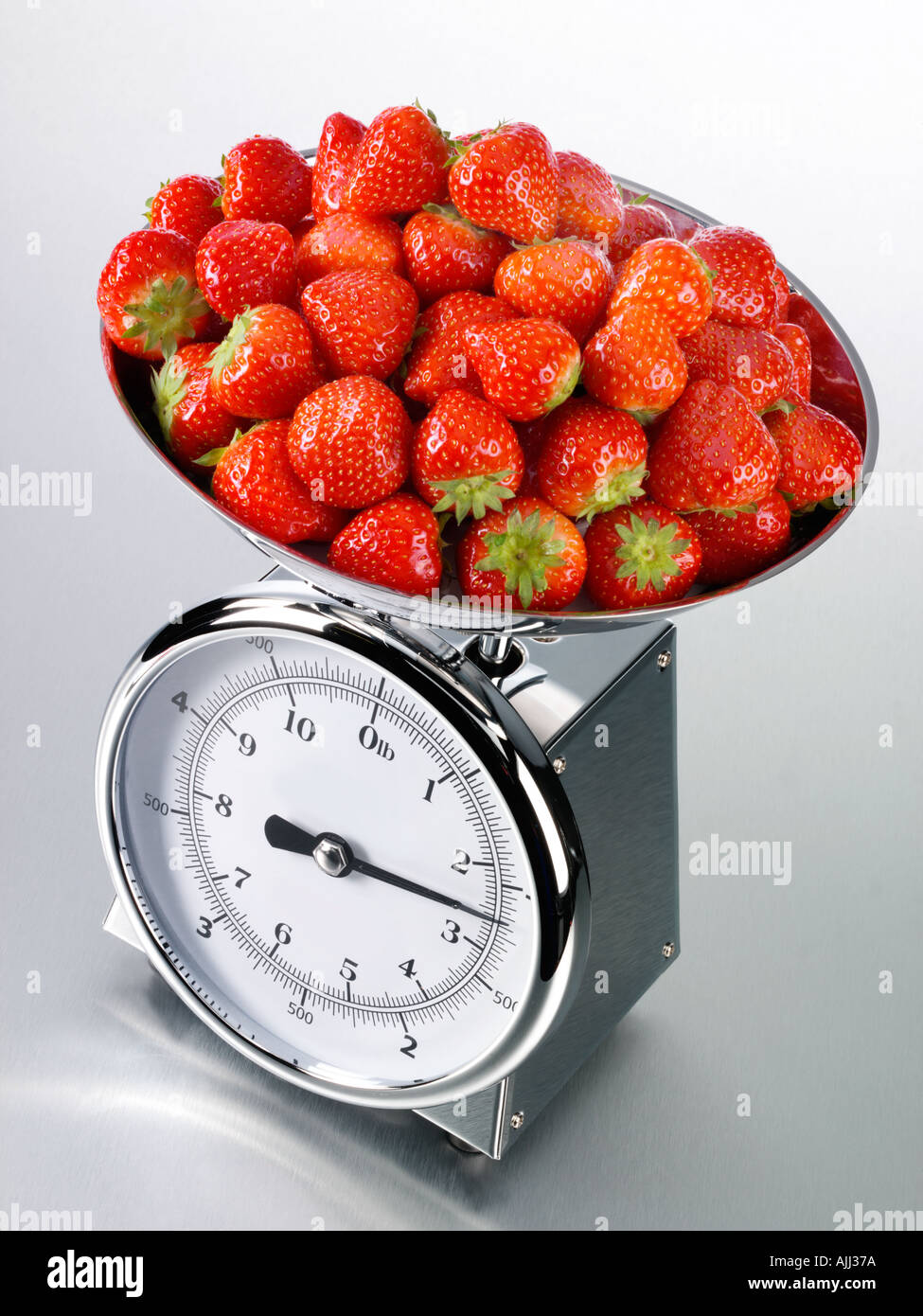 Balances de cuisine avec des fraises Banque D'Images