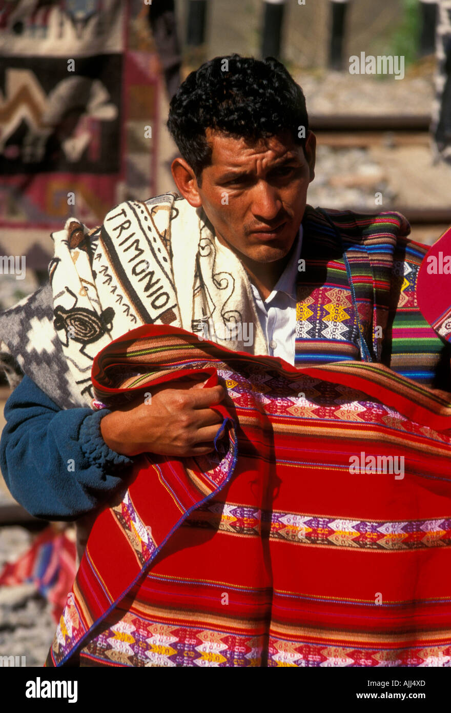 1, l'un, l'homme péruvien, le quechua, l'homme homme adulte, vendeur de  tapis, la vente des tapis, textiles, gare, Ollantaytambo, province  d'Urubamba, au Pérou, en Amérique du Sud Photo Stock - Alamy
