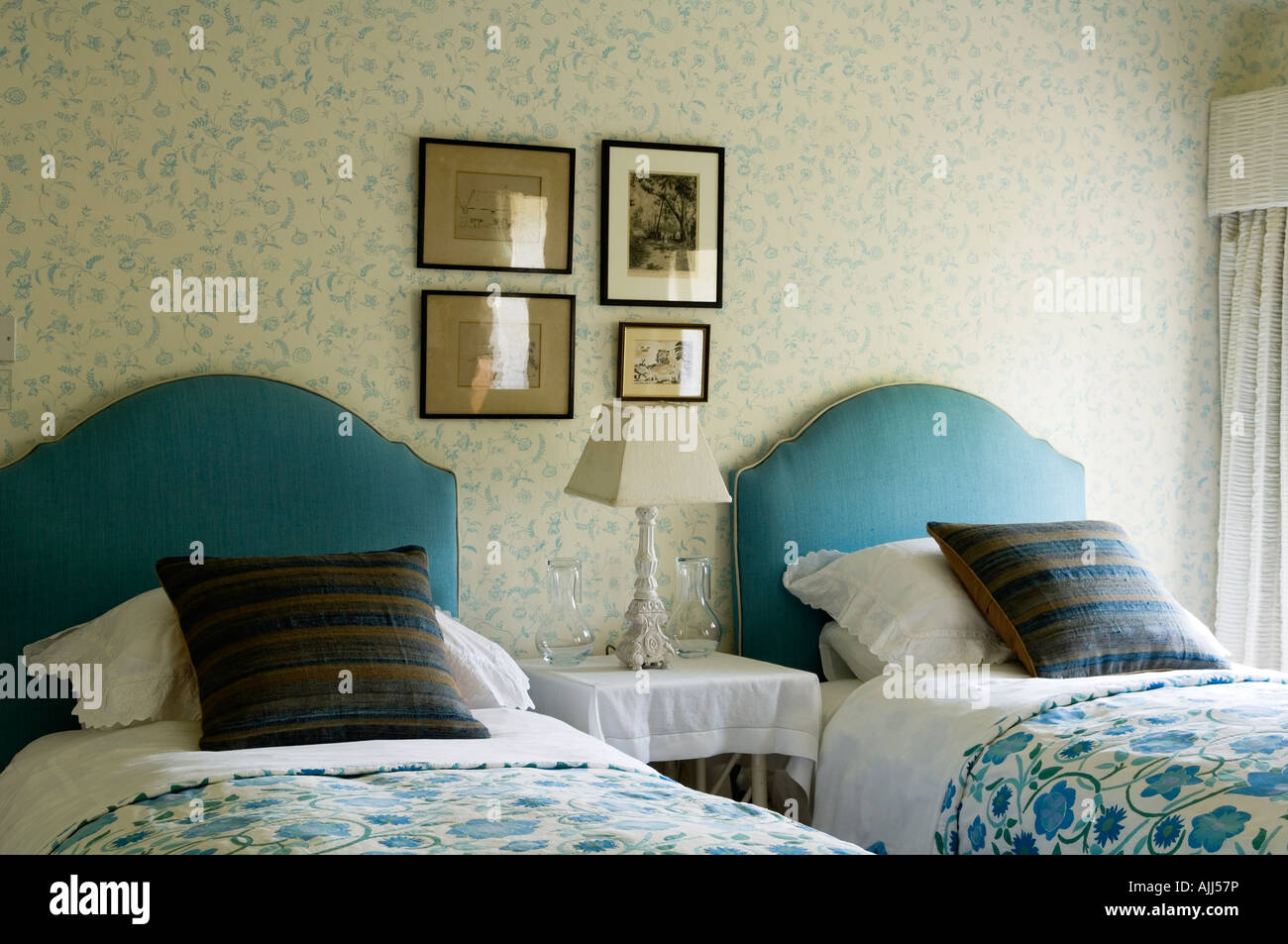 Chambre avec lits jumeaux et turquoise à motifs design papier peint au 17e siècle château irlandais. Banque D'Images