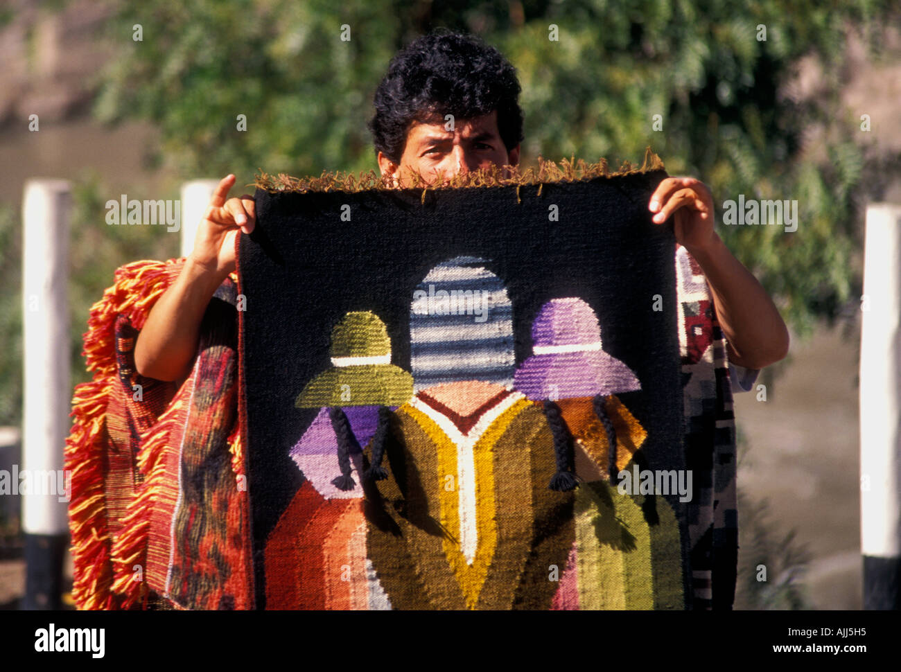 1, l'un, l'homme péruvien, le quechua, l'homme homme adulte, vendeur de tapis, la vente des tapis, textiles, gare, Ollantaytambo, province d'Urubamba, au Pérou, en Amérique du Sud Banque D'Images