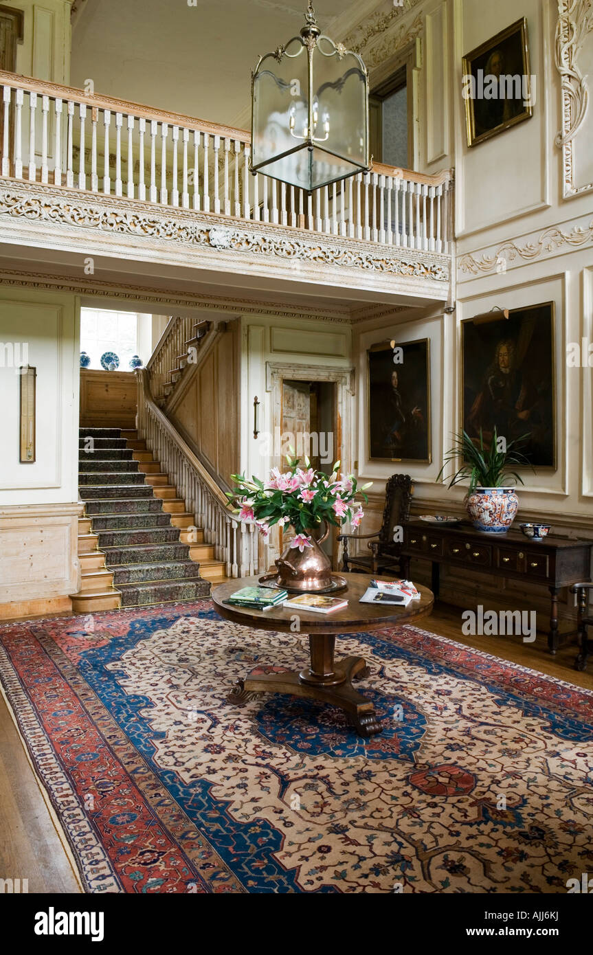Salle de réception/ hall avec escalier et tapis persan au 17e siècle château  irlandais Photo Stock - Alamy