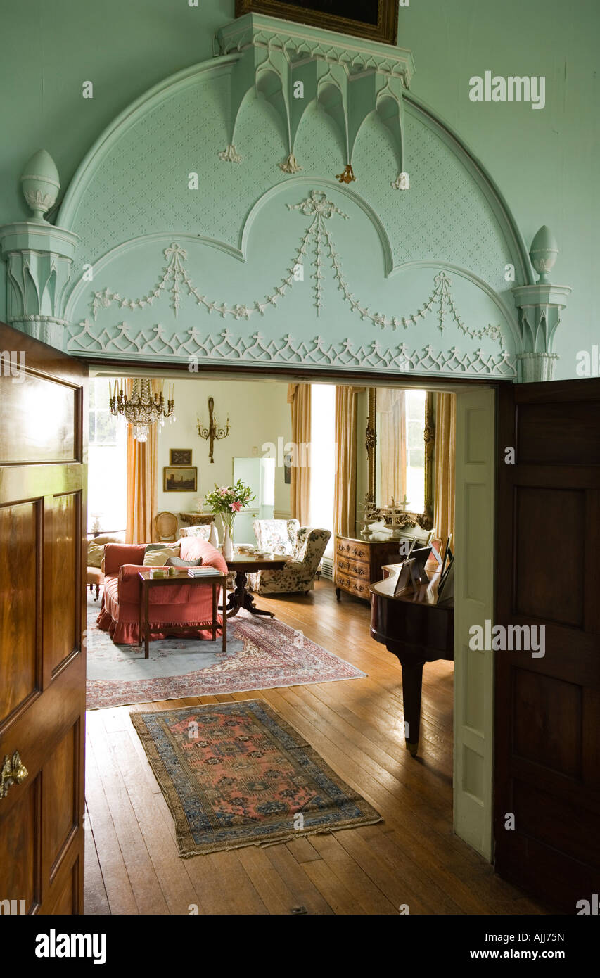 Vue à travers la porte dans le double salon de 17e siècle château irlandais Banque D'Images