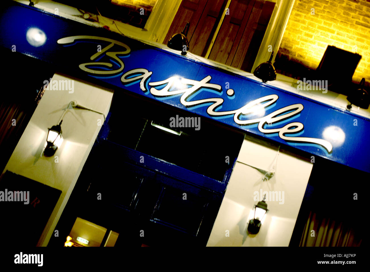 Extérieur de la brasserie française à Londres la nuit Banque D'Images