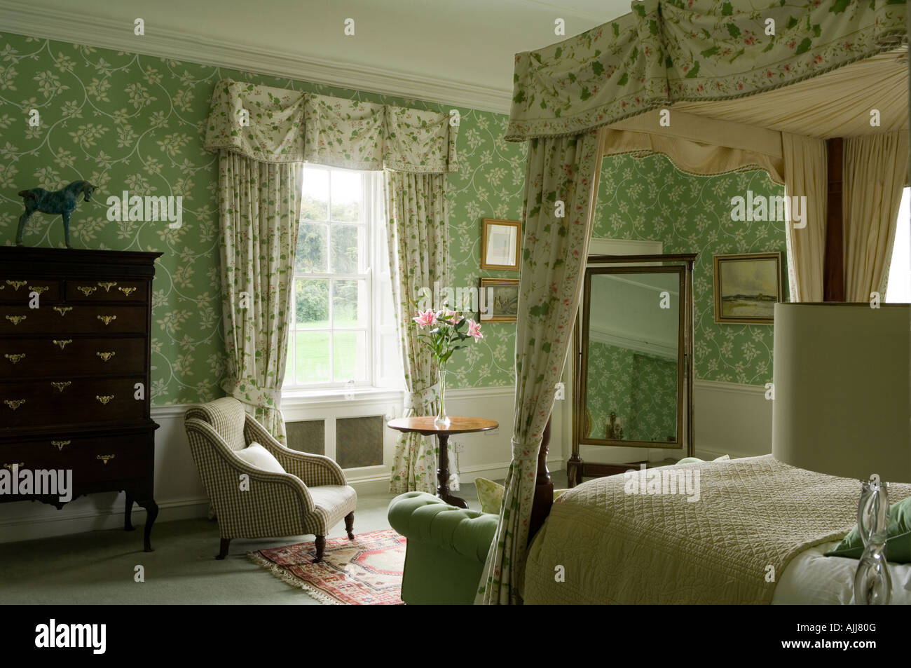 Chambre avec lit à baldaquin et le papier peint à motifs vert au 17e siècle château irlandais Banque D'Images