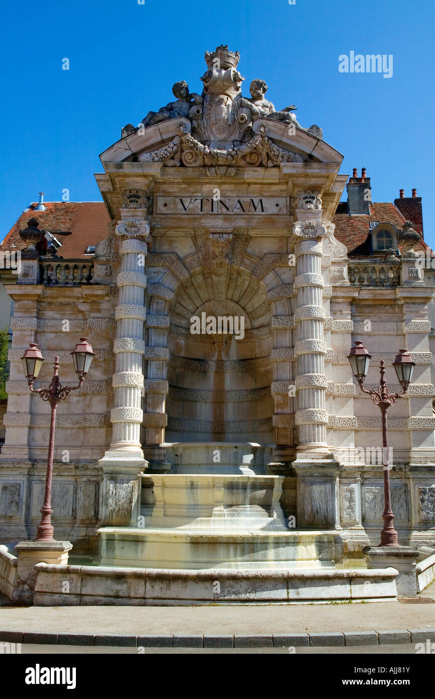 Besançon, France, fontaine de la Place Jean Cornet Photo Stock - Alamy