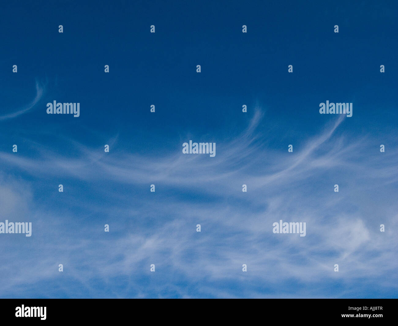 Nuages dans le ciel bleu Banque D'Images