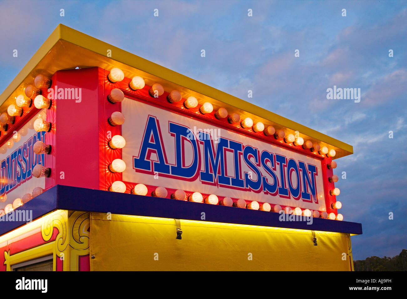 Un panneau à l'entrée d'admission à un parc d'amusement Banque D'Images