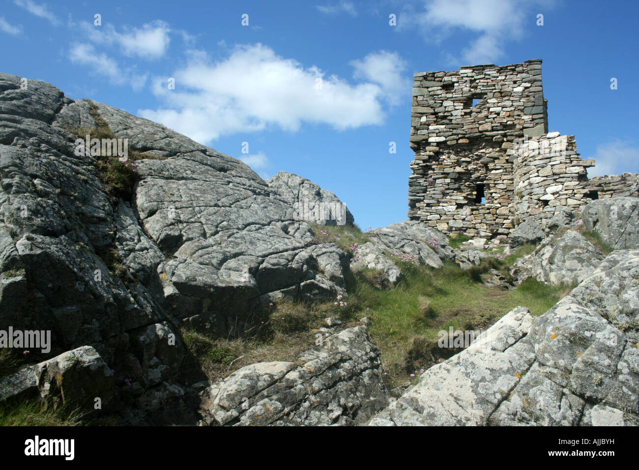Carraickabraghy la ruine, île de Doagh, l'Irlande, entre les rochers par Pollan Strand Beach et de l'Atlantique Banque D'Images