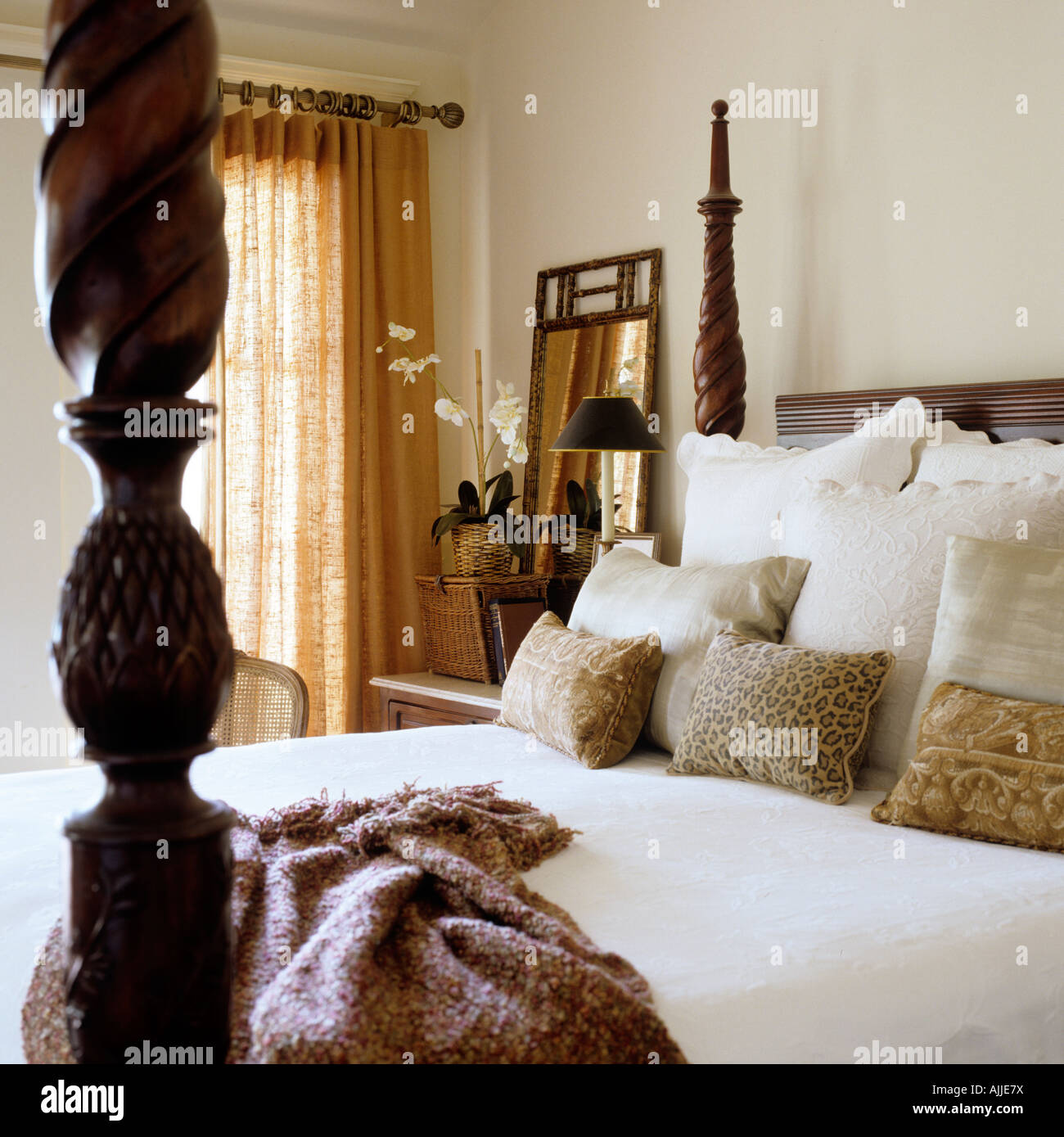 Avec lit à baldaquin lit baldaquin sculpté, coussins et jeter Banque D'Images