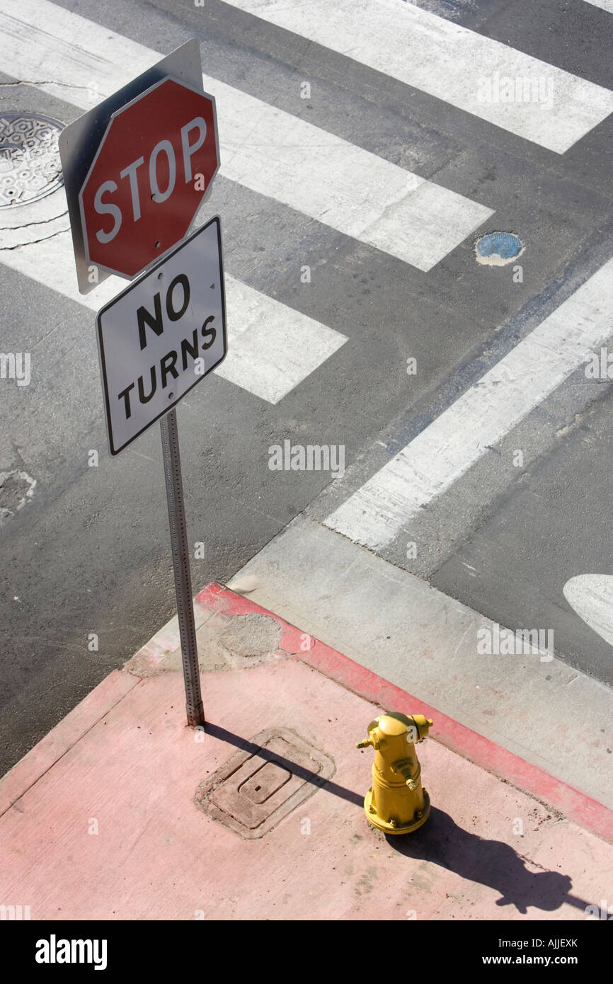 Aucun Américain tourne et s'arrête à côté d'un passage pour piétons avec un poteau incendie jaune à Santa Monica, Californie, USA. Banque D'Images