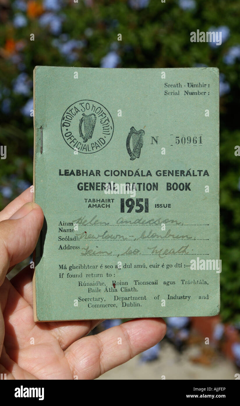 Capot avant d'une ration générale irlandaise du livre 1951 publié par le ministère de l'Industrie et du Commerce à Dublin Banque D'Images