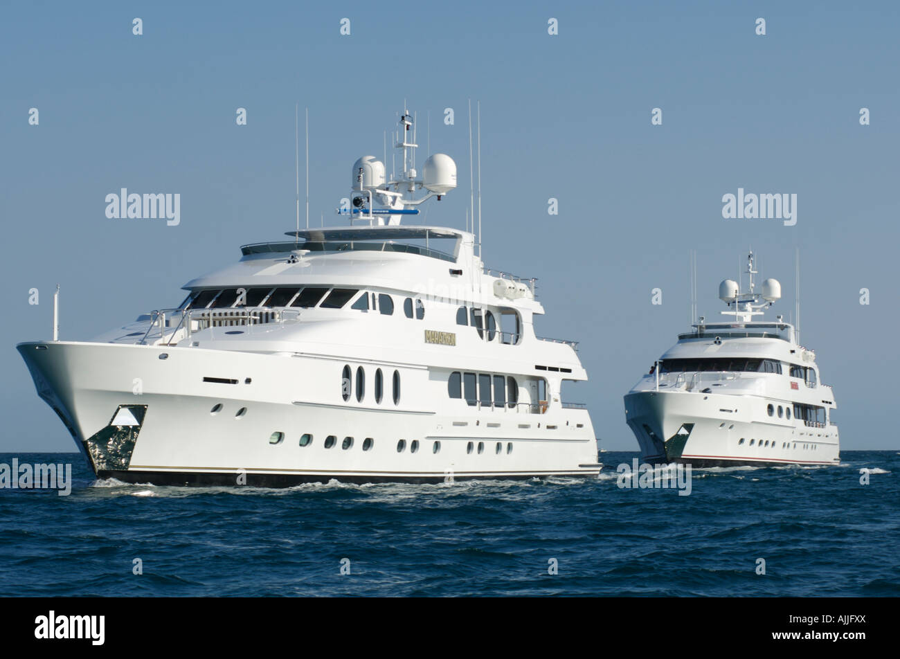Deux grands yachts cruising en formation Banque D'Images