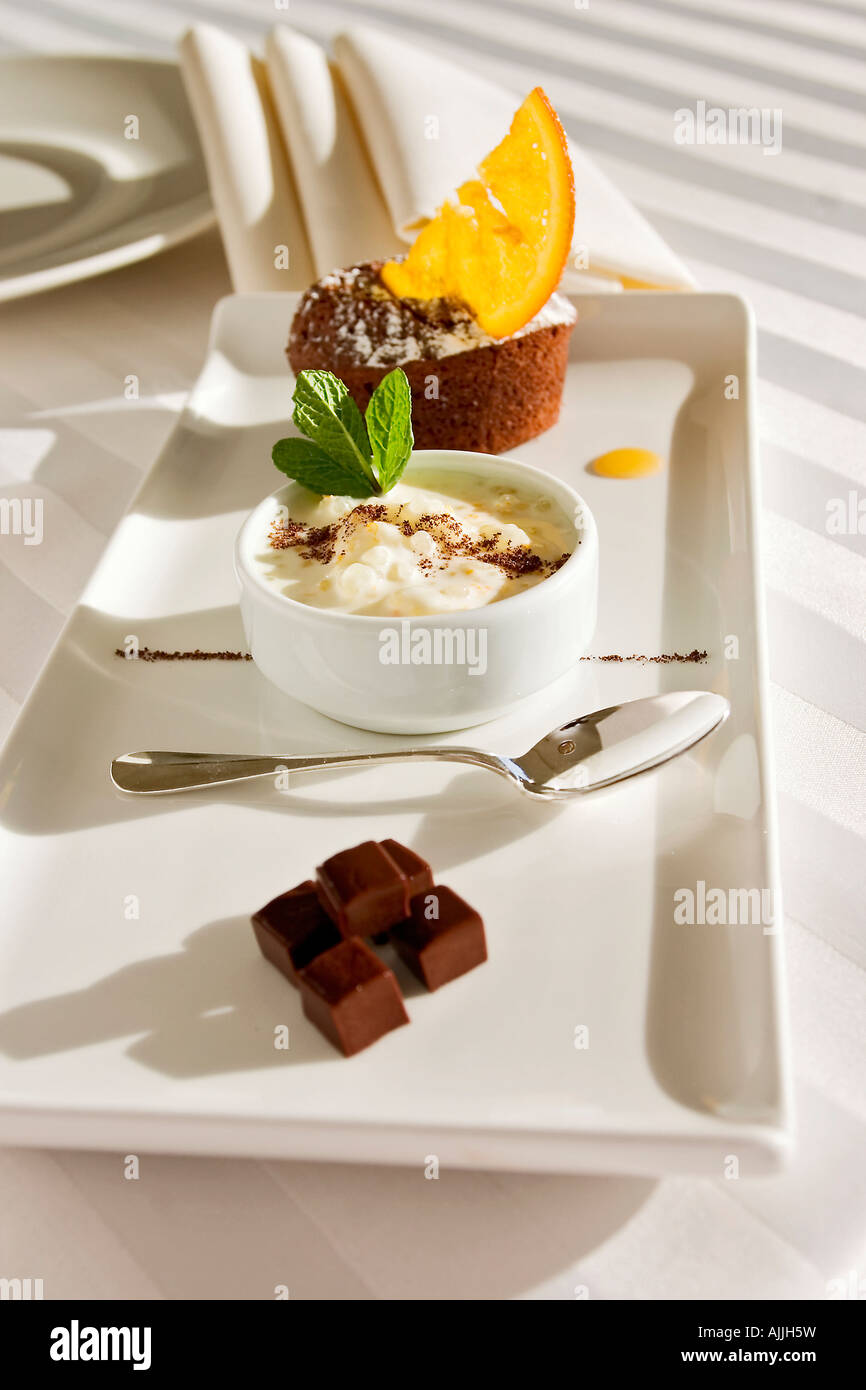 Près de la nourriture placée sur le bac Banque D'Images