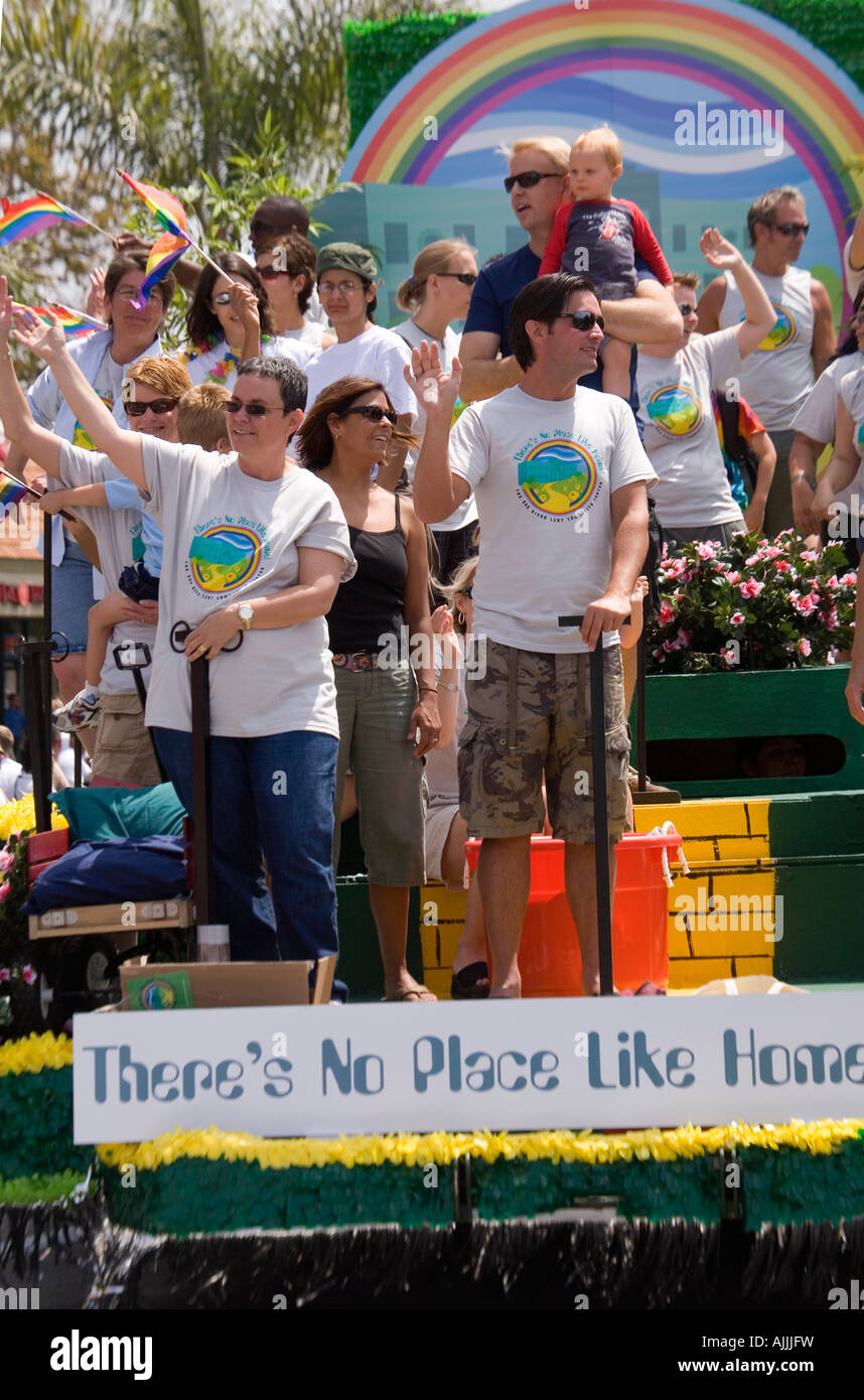 Les participants à l'annuan San Diego Gay Pride Parade vague à la foule de spectateurs de leur flotteur coloré. Banque D'Images