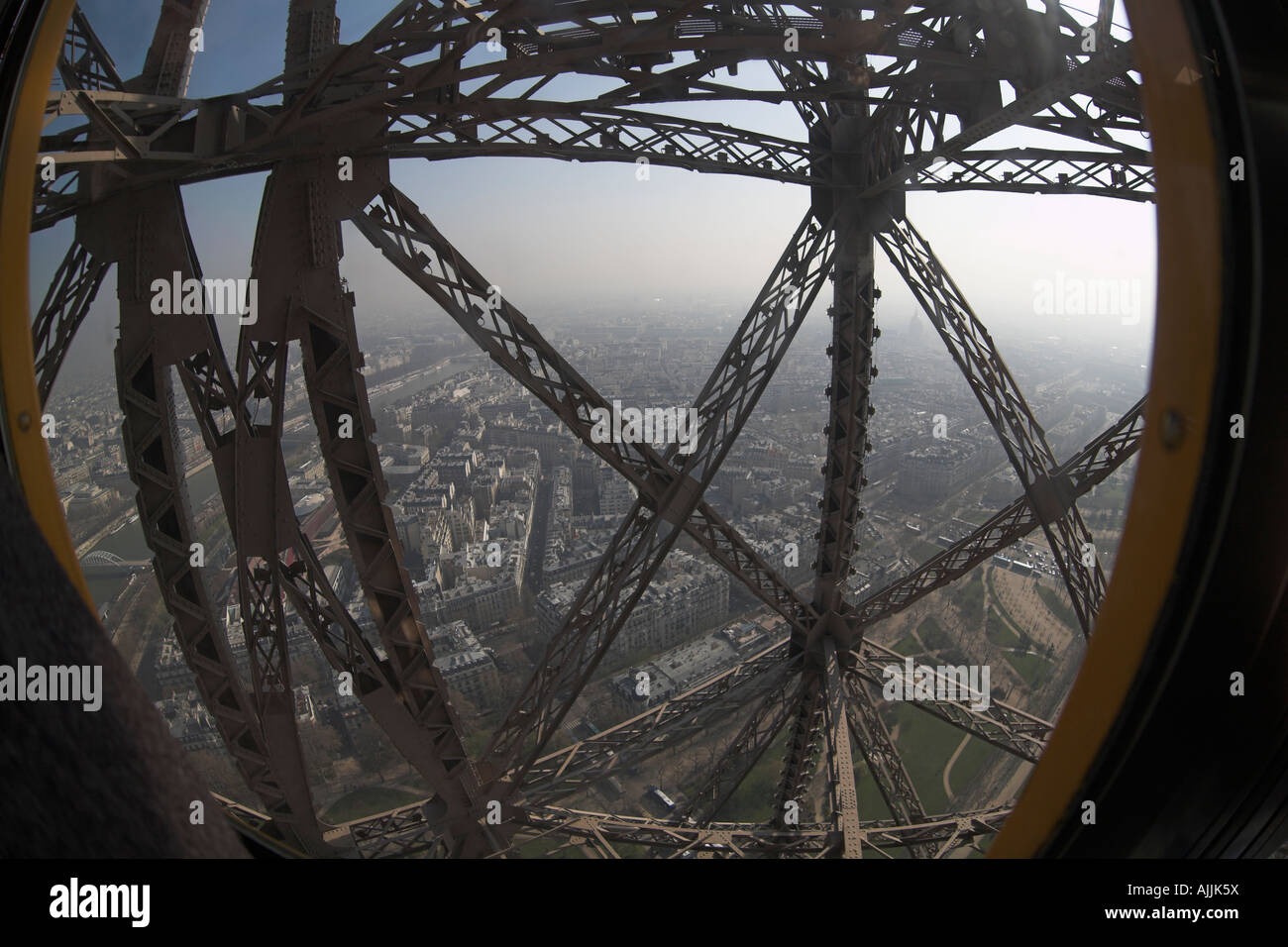 Tour Eiffel grand angle Lentille fish eye misty brumeux vue plongeante sur la Seine de l'ascenseur Banque D'Images