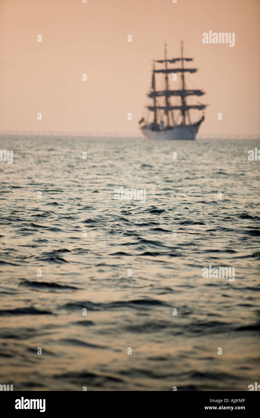 Voilier sur l'eau au lever du soleil, la baie de Chesapeake, Virginia Beach, Virginia Banque D'Images