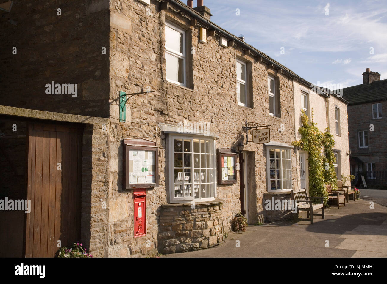 Bureau de poste de village et boutique de calcaire traditionnelle terrasse chalet. Bainbridge Wensleydale North Yorkshire England UK Banque D'Images