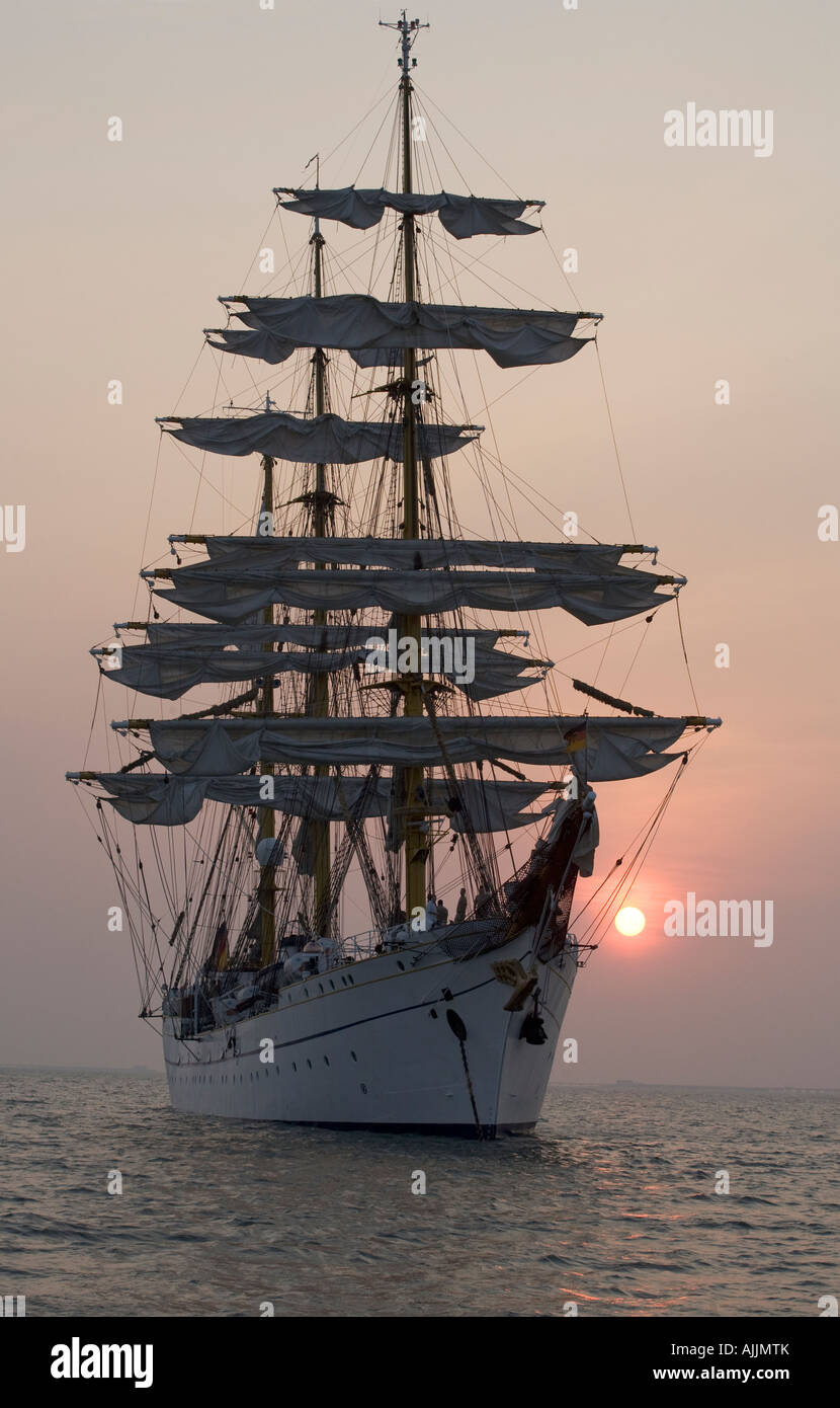 Voilier sur l'eau au lever du soleil pour Parade de voiles, la baie de Chesapeake, Virginia Beach, Virginia Banque D'Images