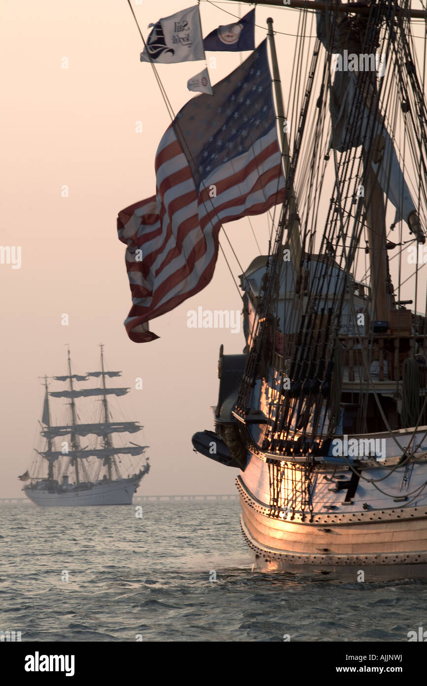 Voiliers sur l'eau au lever du soleil pour Parade de voiles, la baie de Chesapeake, Virginia Beach, Virginia Banque D'Images